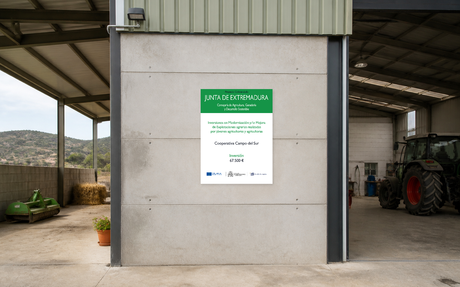 Cartel de Mejora y Modernización agrícola de Extremadura instalado a escala proporcionada directamente en una nave con maquinaria agrícola.